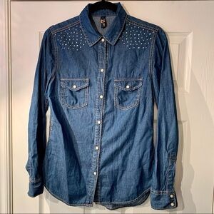 Seven7 Women's size M Denim Blue Pearl Snap Up Shirt Embellished 100% Cotton